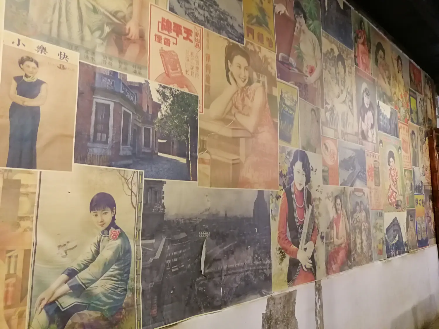 当时店内墙壁上的海报