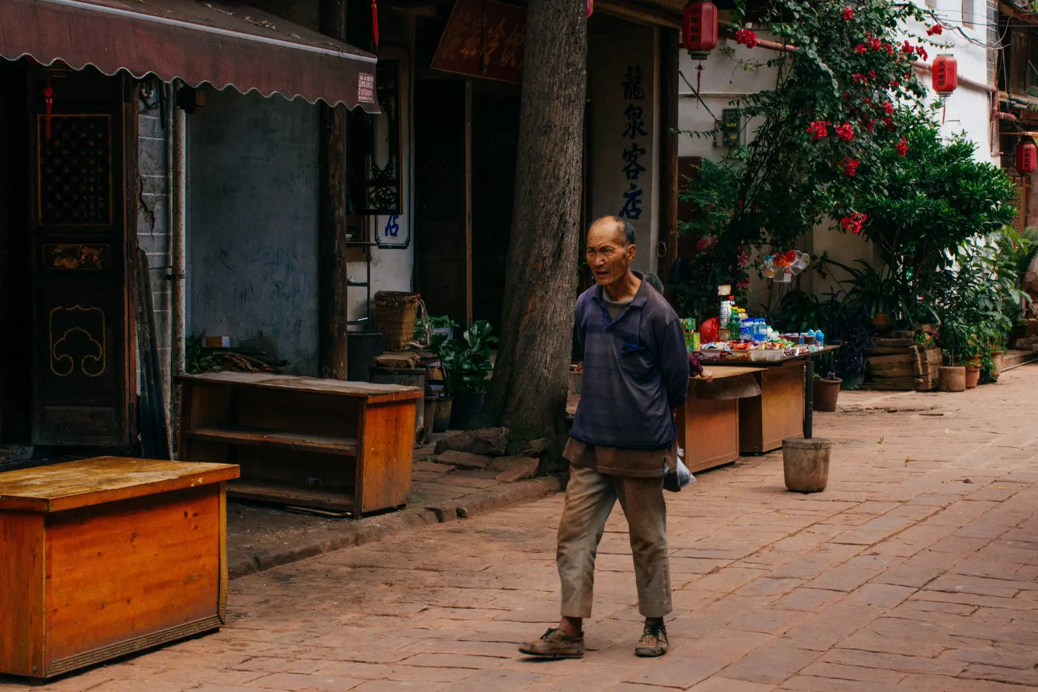 街上行走的老人